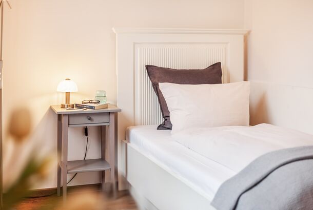 kombinierter Wohn- und Schlafraum mit Einzelbett