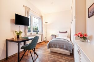 kombinierter Wohn- und Schlafraum mit Einzelbett